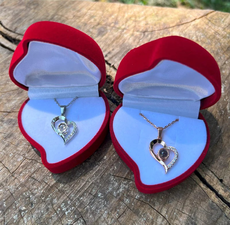 Collar Proyección Amor 100 Idiomas – Expresa Tu Amor en Segundos con un Regalo Inolvidable